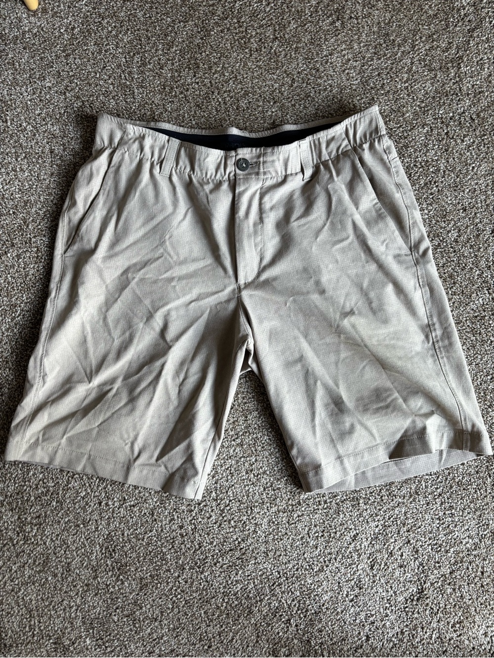Under Armour Men's Golf Vented 8” Shorts  - Khaki